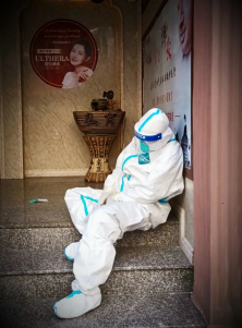  陈章，39岁，广东河源人，罗湖区人民医院医生。摄影：蔡伟强
