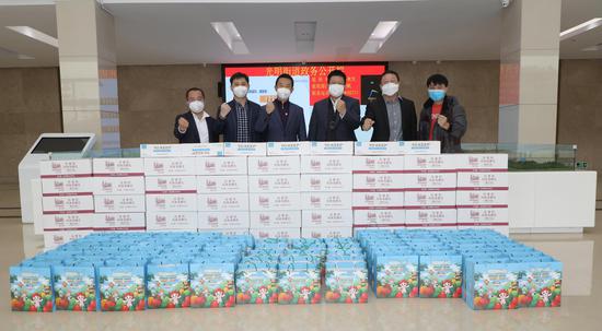 深圳市欧远怡海供应链有限公司捐赠牛奶319箱、深圳市时尚生态谷开发有限公司捐赠水果400斤