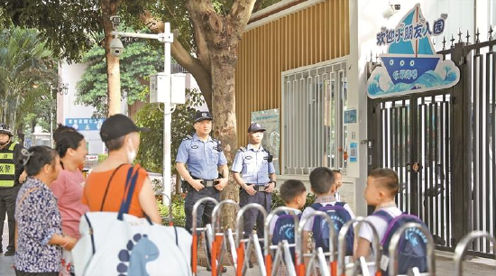 深圳公安开展“护校安园”行动，守护全市中小学生上学放学。