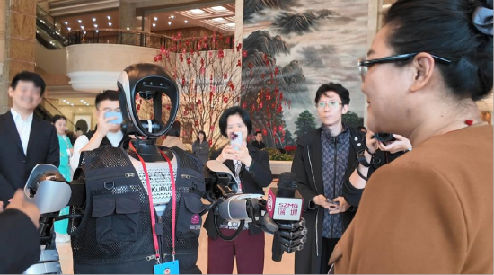 乐聚“夸父 ”人形机器人在两会现场进行报道