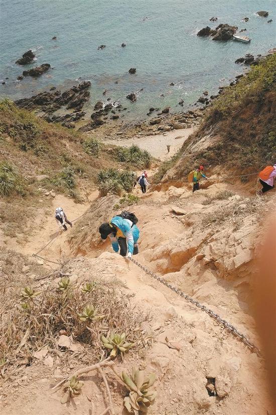 ◀在陡峭处,游客只能缓缓攀爬。 本版图片除署名外 均由深圳晚报记者 李剑南 摄
