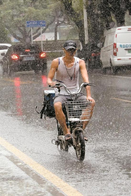 突如其来的大雨，给市民出行带来不便。 深圳晚报见习记者 杨少昆 摄