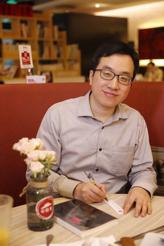 三丰在必胜客特制书签上留言，鼓励更多人阅读科幻