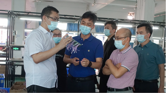 贵州省黔南州委书记唐德智、黔南州平塘县委书记臧侃一行参观佳音王生产车间,了解黑胶唱机和箜篌乐器工艺。