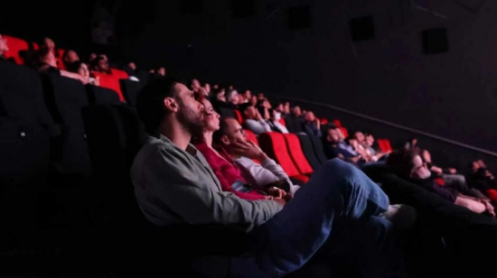 第十四届国际手机电影节现场观众在欣赏展映作品