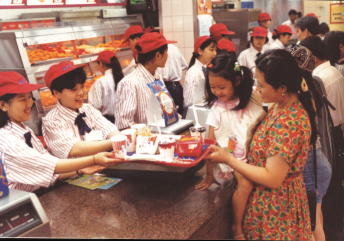 1997年,顾客在肯德基餐厅用餐。