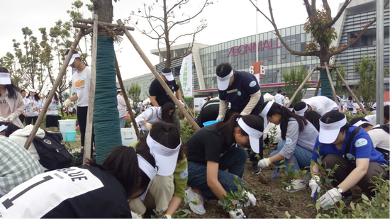 “永旺故乡林”植树活动现场