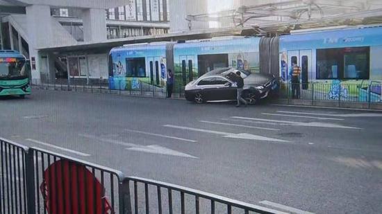 奔驰撞上有轨电车。