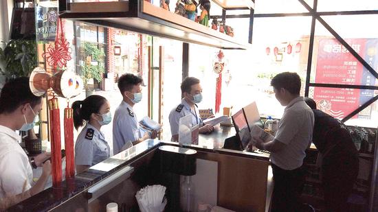 龙华区税务局党员税法宣传队走进餐饮商铺宣传税收优惠政策