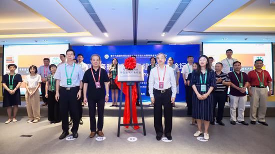 中国城市科学研究会绿色建筑与节能专业委员会主任王有为(左二)、深圳市住房和建设局勘察设计与建设科技处副处长龚爱云(左四)、深圳市建设科技促进中心副主任唐振忠(左一)与王宏主席(左三)共同为联盟揭牌