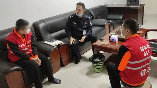 民警与张某谈心鼓劲