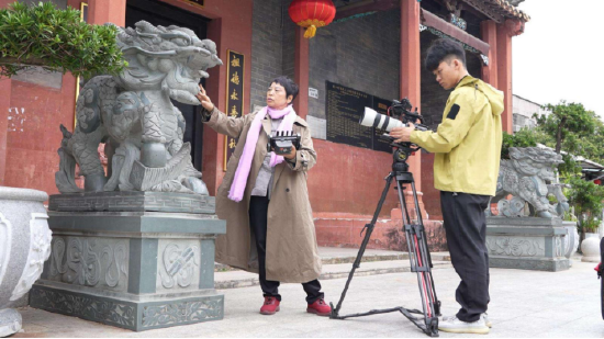 李亚威导演（左）与摄影尚春华在拍摄中