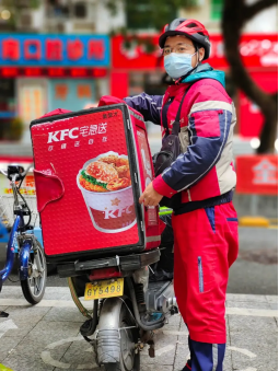 黄荣才，26岁，湖南人，宅急送员工。摄影：廖俊鸿