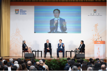 （左二起）斯坦福大学商学院运营、信息及科技Thoma讲座教授李效良教授、香港大学副校长（研究）、港大物流与供应链管理讲座教授申作军教授和建峰资本联合创始人兼管理合伙人及中美交流基金会副主席董立均先生参与专题讨论， 由溢达集团董事长杨敏德女士（左一）主持