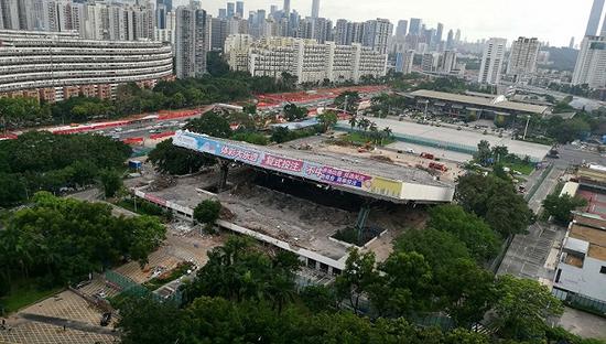 坍塌后的深圳市体育馆。摄影：梁宙