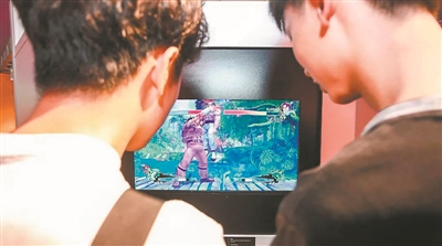 观众体验经典游戏和游戏机。