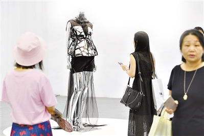 时尚深圳展上,科技与潮流互相碰撞。