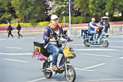 电动自行车成为一些市民的重要代步工具。