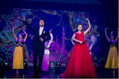 青年教师郑鑫、吴茜演唱维吾尔族民歌《掀起你的盖头来》