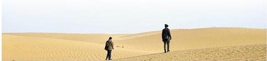 深圳宝安警方穿越沙漠追捕犯罪嫌疑人。