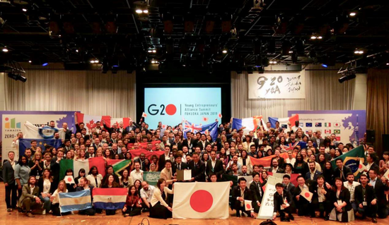二十国青年企业家代表团合影