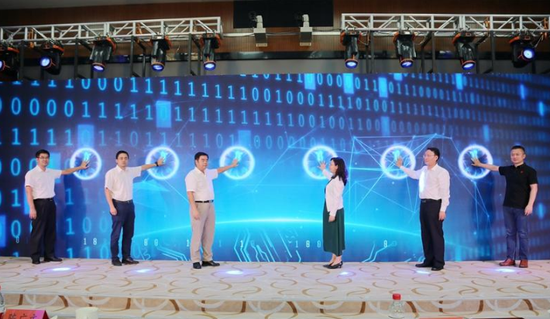 9月16日,龙岗区政府数据开放利用工作成果对外发布,AI算法训练赋能平台也正式启用。