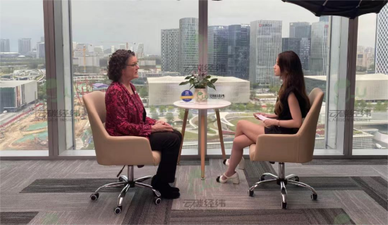 　　ClimeCo高级副总裁Linda&nbsp;Kelly（左）在深圳接受彭芷芮专访