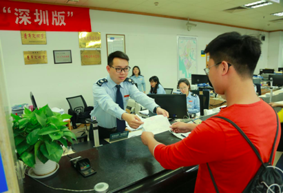 新政落地。增值税税率下调后，深圳税务部门为纳税人开出新增值税发票。