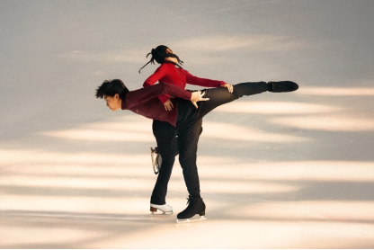 中国花样滑冰冰舞运动员任俊霏、邢珈宁出演2026年新春主题短片