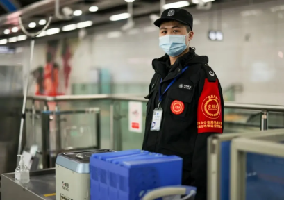 彭传术，广西人，人民南站9号线安检员。摄影：彭玲
