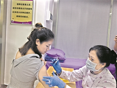 巫小姐注射了深圳首针九价HPV疫苗。