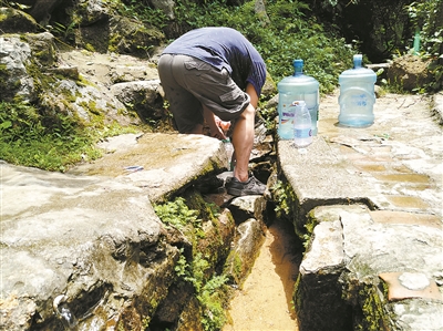 正在灌山泉水的居民