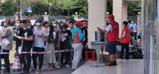 为市民准备消暑绿豆沙