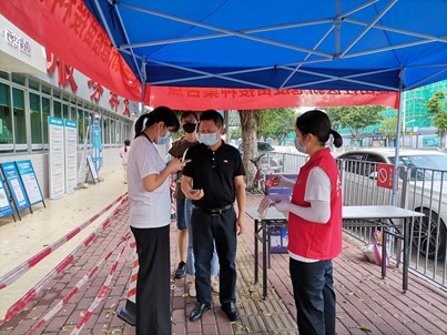 义工在协助打疫苗活动