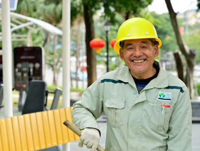 李秀军，59岁，湖南荆州洪湖人，市园科公园保洁员。摄影：王免梅