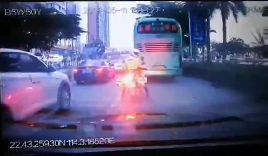 ▲深圳交警铁骑开路,滴滴司机李师傅开车护送就医