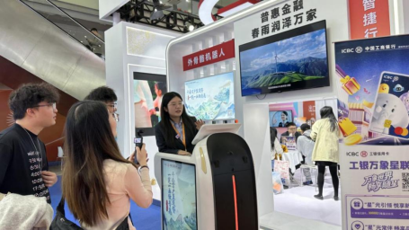  深圳工行展位前，工作人员正在为市民演示AI代步机器人。