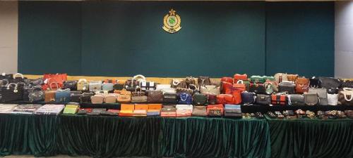 香港警方检获的部分疑似冒牌物品。图片来源：香港特区政府新闻公报