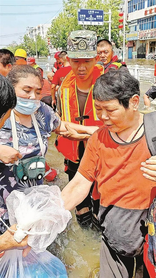 童颖聪在河南抗洪抢险救灾。
