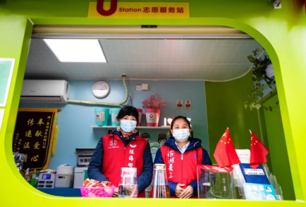 左边：陈海珊，50岁，广东揭西人。右边：邓小如，37岁，广东梅州人。罗湖区翠湖公园U义工服务站，2022年2月2日，摄影：许国雄