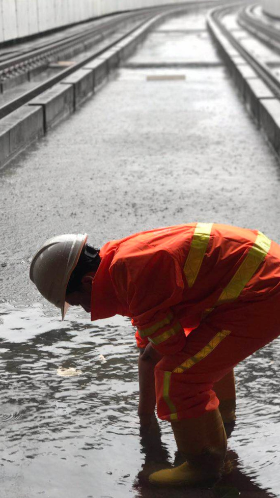 港铁侠在疏通轨道积水