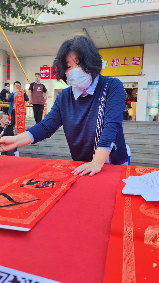 深圳市女书协副主席、深圳技术大学书法艺术研究所所长、副教授徐磊现场挥春