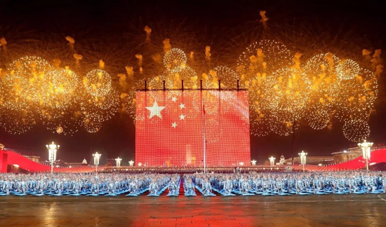 图片1：国庆联欢晚会上的巨幅国旗（新华社拍摄）。