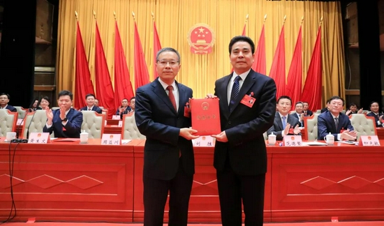 刘胜（左）为周益川（右）颁发当选证书