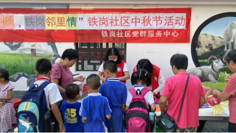 小朋友们在排队领材料做灯笼