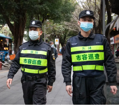 左边：李先生， 39岁，山西人，罗湖区城管局市容巡查员。右边：覃先生， 32岁，广西人，罗湖区城管局市容巡查员。东湖路，2022年1月31日，摄影：许国雄