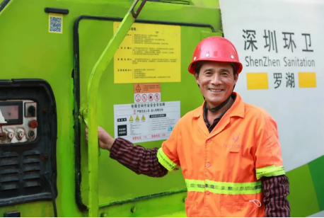 刘弟才，54岁，重庆人，升阳升人居环境服务有限公司员工。2022年2月4日，摄影：刘伯良