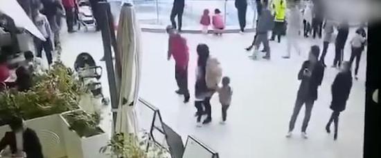 深圳一女童在母亲眼前遭陌生男抱走