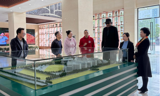 图为卡洛斯・罗杰斯认真聆听前海未来教育集团负责人对办学情况的介绍