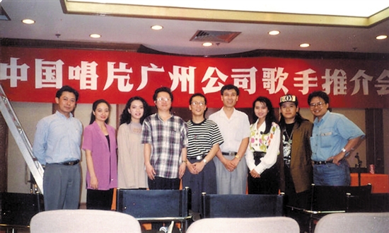 1993年，陈小奇（左四）携陈明（左三）、李春波（中）、甘萍（右三）、张萌萌（右二）到北京举行歌手推介会